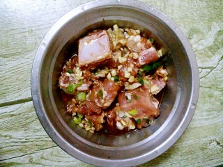12、香芋蒸排骨,搅拌均匀腌制30分钟