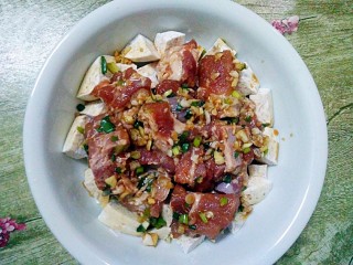 15、香芋蒸排骨,把排骨铺在香芋去，腌制排骨的酱汁也倒进去