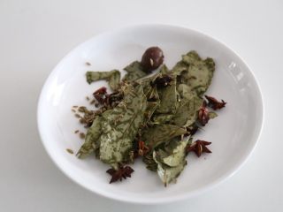 6、川香清油火锅底料,浸泡好的香料捞起沥干水分。