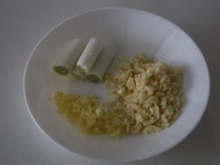 9、川香清油火锅底料,葱姜蒜切好备用。