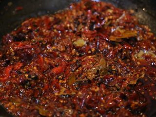 21、川香清油火锅底料,继续翻炒至水份蒸发。