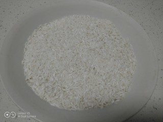 1、糯米蜜枣、桂圆、葡萄干粽子,糯米淘洗干净，加入沫过糯米1指的水，提前1晚上放入冰箱冷藏泡水。