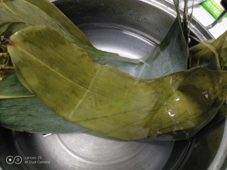 2、糯米蜜枣、桂圆、葡萄干粽子,粽叶提前一晚上泡水，包之前冲洗干净。