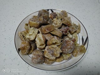 3、糯米蜜枣、桂圆、葡萄干粽子,蜜枣对半切块。