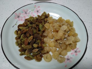 4、糯米蜜枣、桂圆、葡萄干粽子,葡萄干、桂圆准备好。