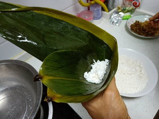 6、糯米蜜枣、桂圆、葡萄干粽子,先放入糯米。