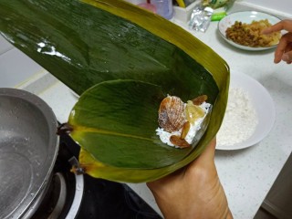 7、糯米蜜枣、桂圆、葡萄干粽子,再放入蜜枣、葡萄干、桂圆。