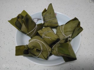 11、糯米蜜枣、桂圆、葡萄干粽子,盛出。