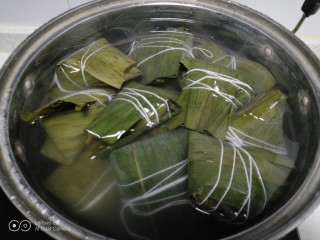 9、糯米蜜枣、桂圆、葡萄干粽子,放入锅中，加入沫过粽子2指的清水。