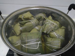 10、糯米蜜枣、桂圆、葡萄干粽子,大火煮开转小火煮120分钟。