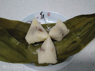 12、糯米蜜枣、桂圆、葡萄干粽子,铛铛挡~开吃了。