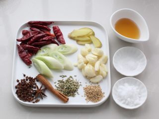 2、麻辣香锅,还有各种调味料，大葱切小段、姜切片、大蒜用刀背按扁，红辣椒用剪刀剪成小段