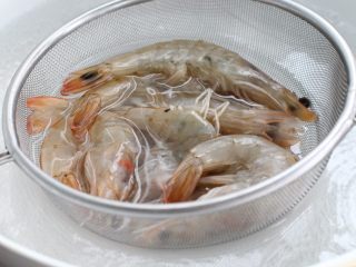 4、麻辣香锅,锅中烧开水加入适量盐，放入大虾煮至变色立即捞出