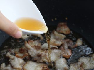 9、麻辣香锅,待五花肉炒至焦黄色调入料酒翻炒均匀