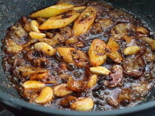 11、麻辣香锅,接着放入葱段、姜片和大蒜炒香