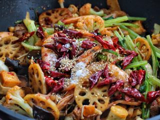 13、麻辣香锅,再放入炒好的辣椒、芝麻、糖和盐