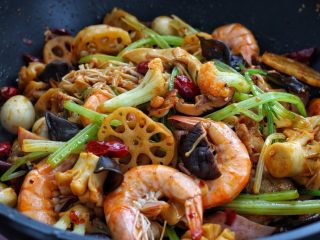 14、麻辣香锅,快速拌匀关火即可