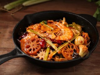 15、麻辣香锅,道麻辣鲜香的家常版麻辣香锅就做好了，味道一点也不比外面的差哦！