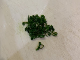 2、10分钟早餐面,葱洗干净，切粒