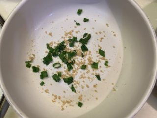 3、10分钟早餐面,碗里加入1勺鸡精