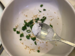 4、10分钟早餐面,放入半勺盐