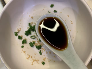 5、10分钟早餐面,放入2勺生抽