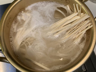 9、10分钟早餐面,把面条放入锅里