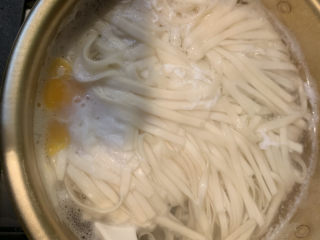 10、10分钟早餐面,中途敲一颗鸡蛋放入面里，一起煮