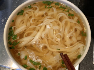 12、10分钟早餐面,把煮好的面条捞出沥干水，放入碗里