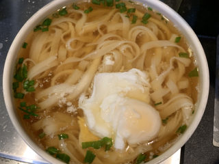 13、10分钟早餐面,把煮好的鸡蛋依次放入碗里