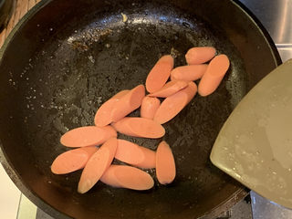 15、10分钟早餐面,冷锅热油，把火腿放入锅里煎