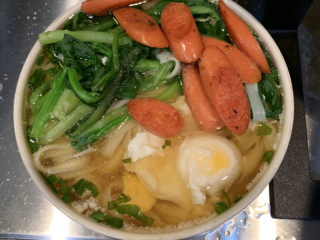 18、10分钟早餐面,最后铺上煎好的火腿就可食用