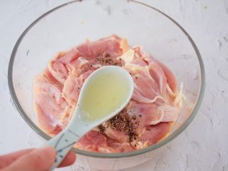 6、照烧鸡腿饭,加入1勺料酒