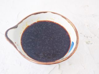 9、照烧鸡腿饭,调照烧酱汁:把酱汁材料全加入碗中,搅拌均匀备用