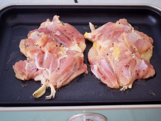 12、照烧鸡腿饭,另起锅倒入少许食用油烧热后放入腌制好的鸡腿肉,先煎鸡皮的那一面,煎至微黄