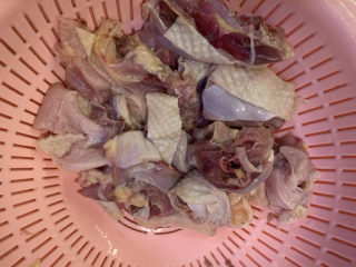1、麻辣干锅鸡,鸡洗干净，沥干水