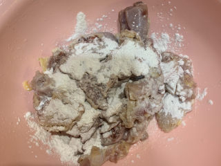 2、麻辣干锅鸡,放入2勺生粉