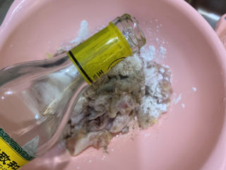 5、麻辣干锅鸡,最后放入1勺料酒，腌制30分钟