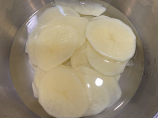 6、麻辣干锅鸡,把土豆洗干净，去皮，切片