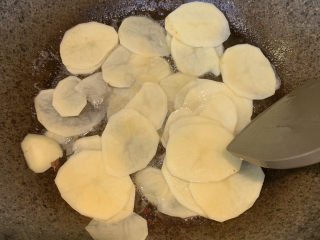 10、麻辣干锅鸡,锅内留油，放入切好的土豆片