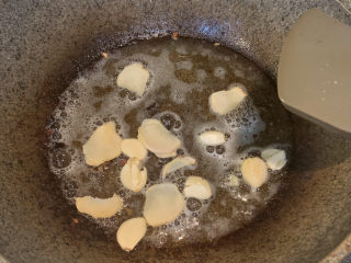 13、麻辣干锅鸡,放入8片姜片，翻炒均匀出香味