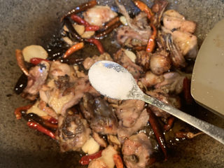 16、麻辣干锅鸡,放入1勺盐