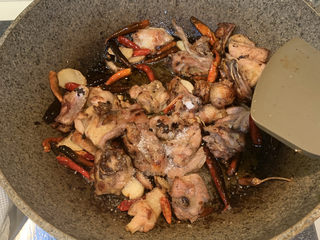 17、麻辣干锅鸡,放入半勺糖