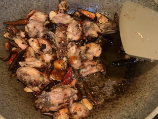 19、麻辣干锅鸡,放入1勺蚝油