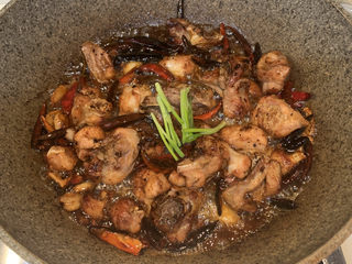 23、麻辣干锅鸡,再放入4根葱段