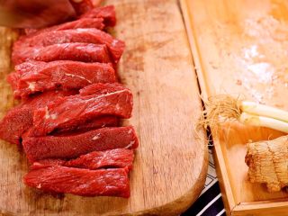 3、电饭煲牛肉干,牛肉切粗条
