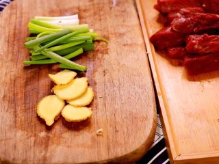 4、电饭煲牛肉干,葱切段 姜切片