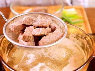 7、电饭煲牛肉干,煮5分钟捞出沥干水份