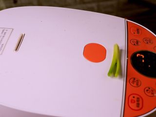 12、电饭煲牛肉干,盖上盖子开启煮饭键煮30分钟