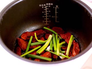 13、电饭煲牛肉干,再加入葱段 